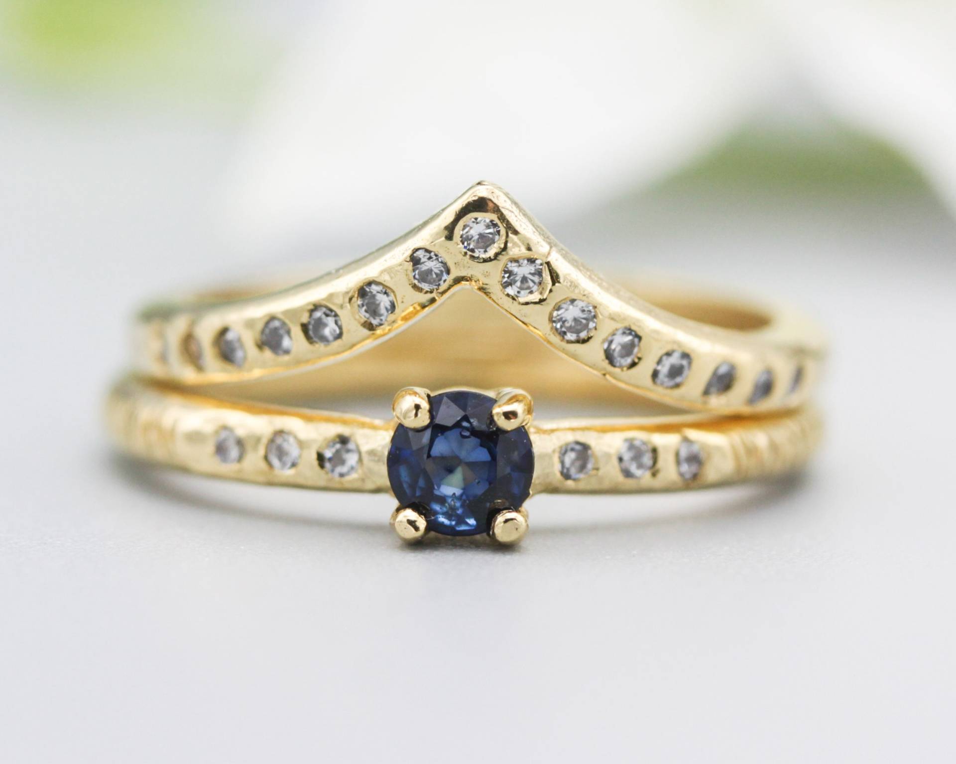 Set Aus 2 Runden Facettierten Blauen Saphir Ring Und Winzigen Diamanten Auf 14K Gold Mit Hammer Textur Design Bandring 15 von MetalStudioJewelry