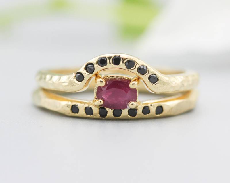 Set Von 2 Oval Facettierten Rubin Ring in Krappenfassung Mit Winzigen Schwarzen Spinell Auf 14K Goldband Besetzt Goldbandring Und 7 von MetalStudioJewelry