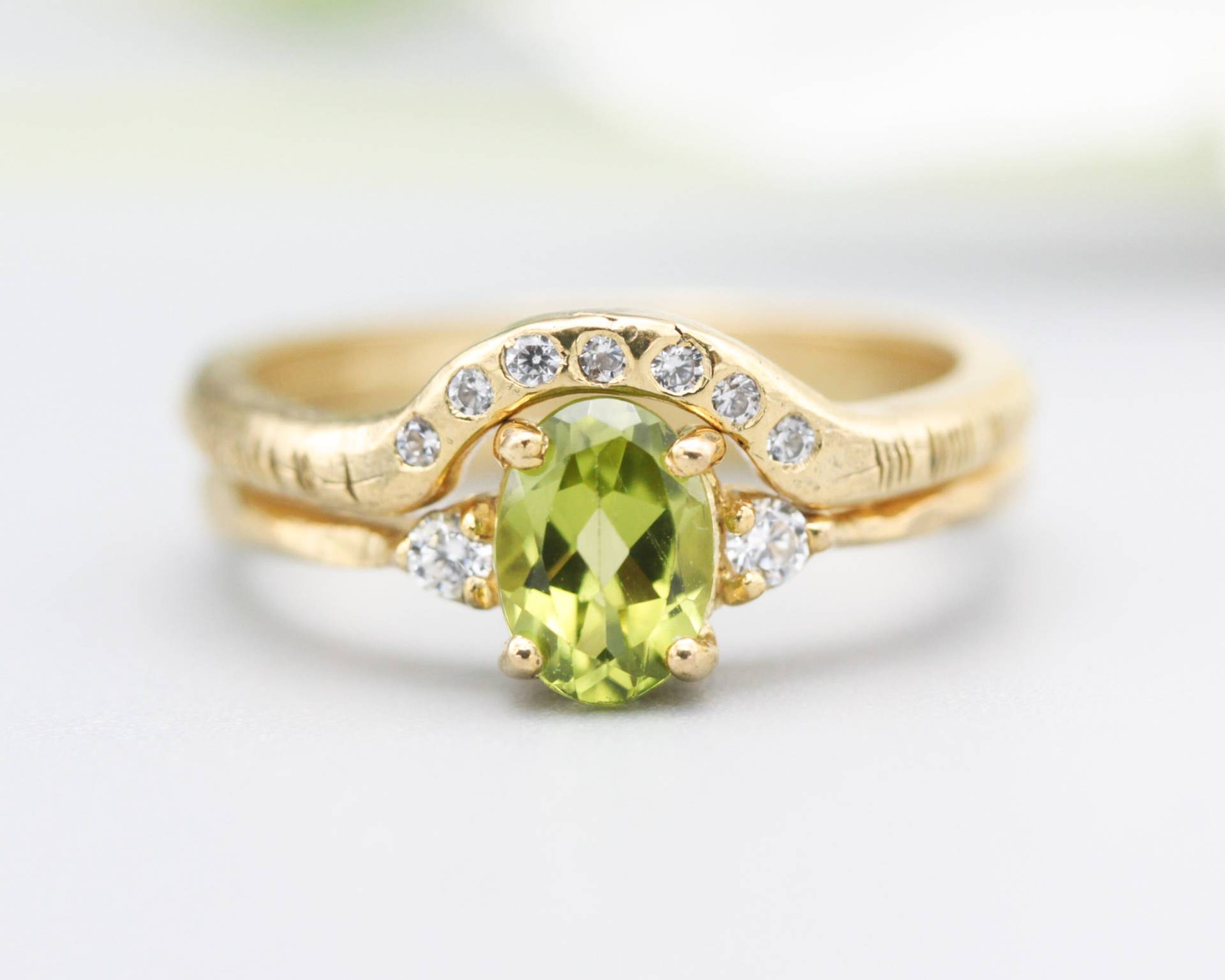 Set Von 2 Ovalen Facettierten Peridot Ring Mit Winzigen Runden Diamanten Seitlich Besetzt 14K Goldbandring 7 in Der Mitte von MetalStudioJewelry