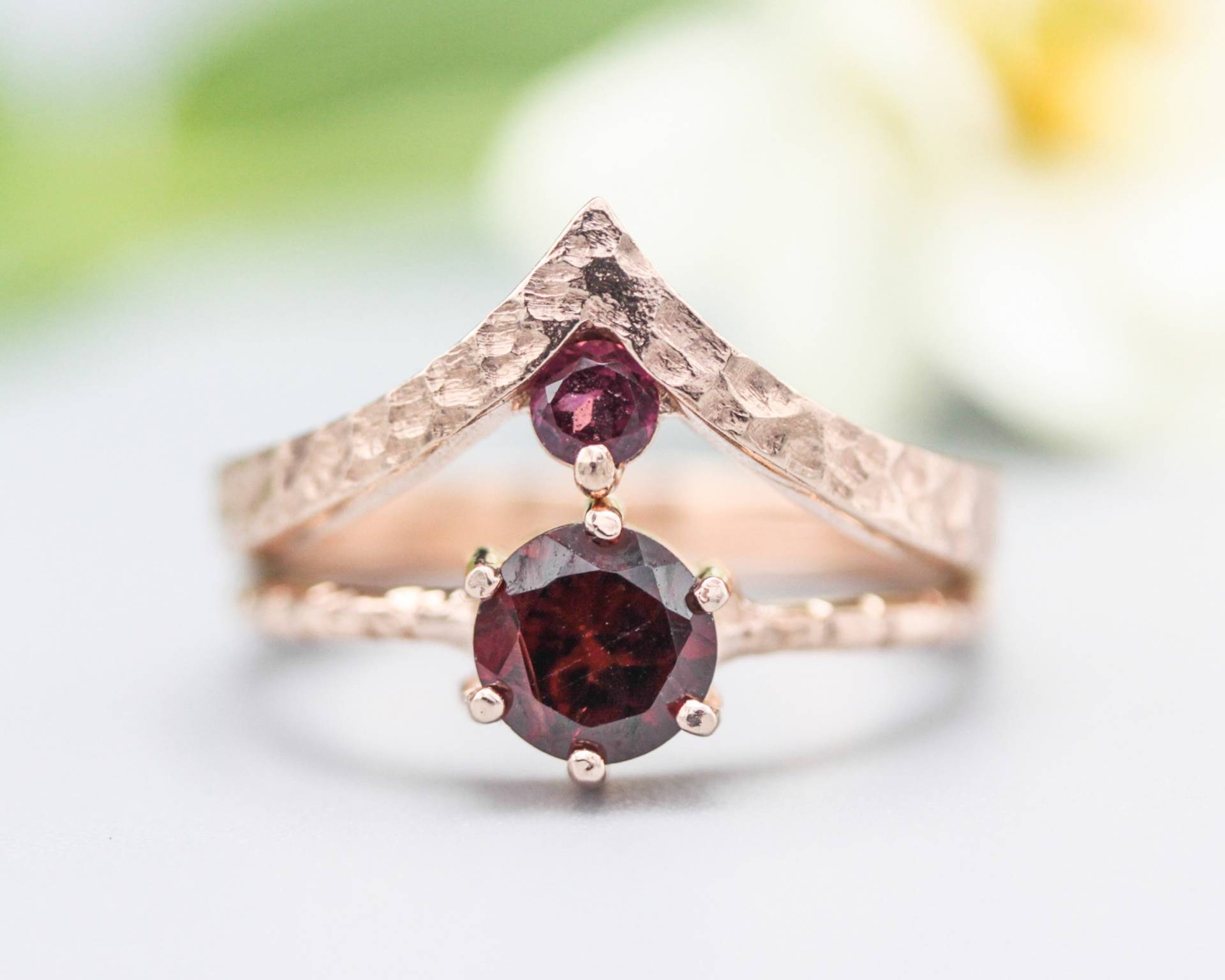 2Er Set Roter Granatring in Krappenfassung Mit 14K Roségold-Texturdesignband Roségoldkronendesign von MetalStudioJewelry