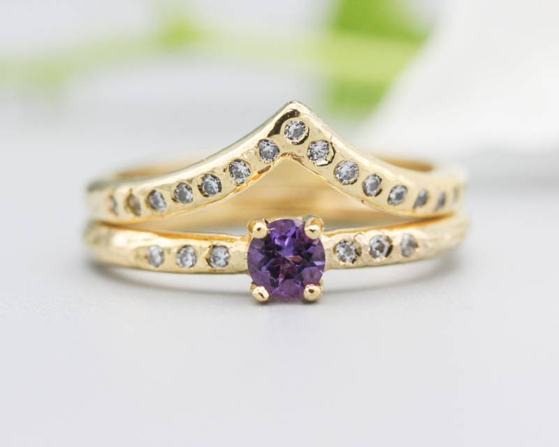 Set Von 2 Runden Facettierten Amethyst Ring Und Winzigen Diamanten Auf 14K Gold Mit Hammer Textur Design Bandring 15 von MetalStudioJewelry