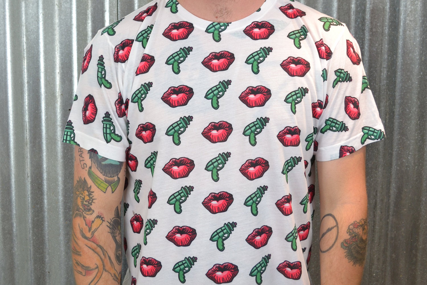 All Over Lips & Lasers - Weißes Unisex T-Shirt All Over Lips & Lasers - Weißes Unisex T-Shirt von MetalTheBrand