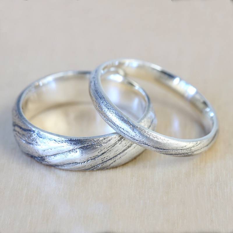 Bristlecone Baumrinde Ehering Set in Silber, Passender Ast Textur Set, 6 Mm Und 3 Breit von MetalWendler