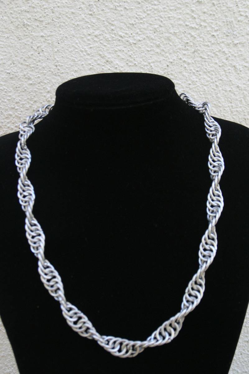 Handgefertigte Dna-Halskette Handgefertigte Dna-Halskette von MetalisScalabis