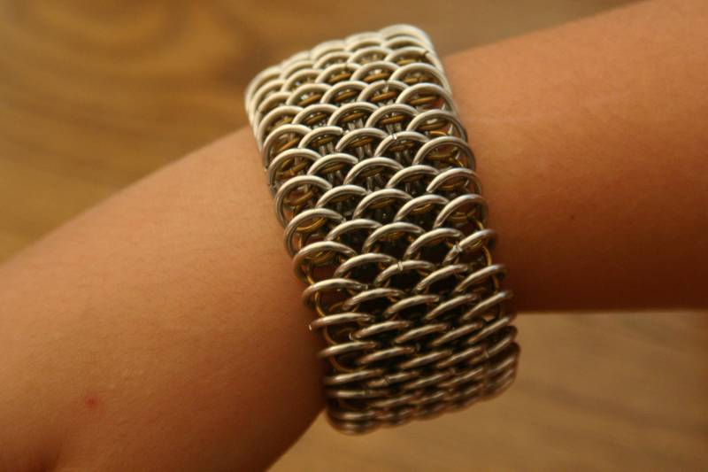 Handgefertigtes Drachenschuppenarmband von MetalisScalabis