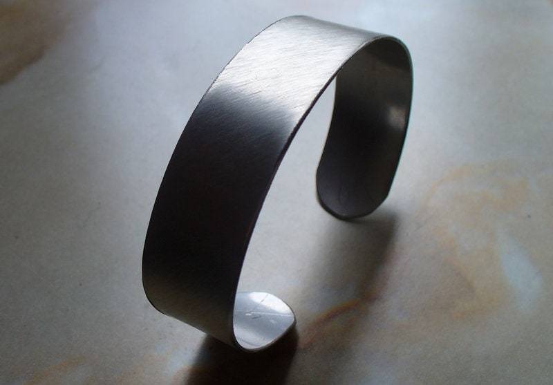 Edelstahl Spange Armreif Armspange Armband Fantasy Gothic Larp Gravierbar Gravur Schmuck Alltag Manschettenarmband Damen Herren Individuell von MetallGeyer