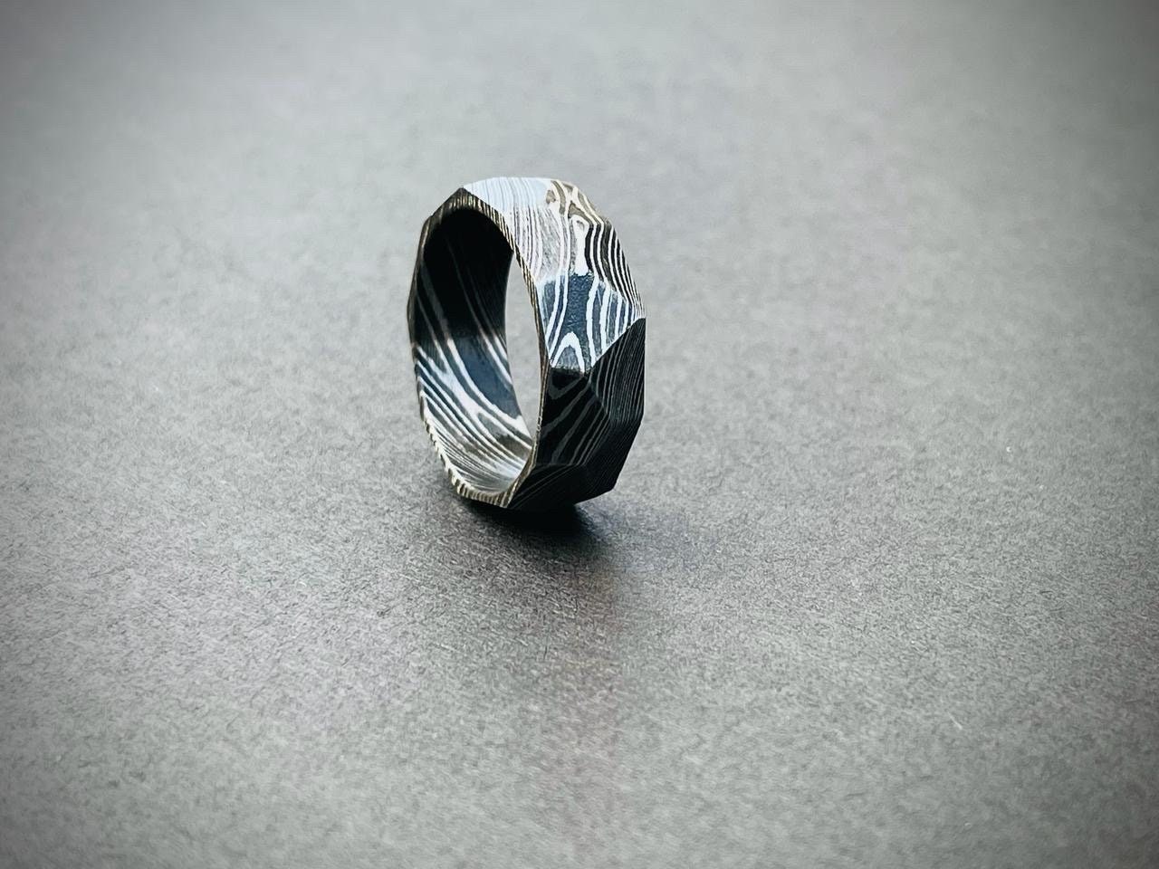 Handcrafted Damascus Steel Ring - Unique Men's/Women Wedding Ring, Band, Men Promise Best Gift For Him Handcrafted Damascus Steel Ring - Unique Men's/Women Wedding Ring, Band, Men Promise Best Gift For Him von Metallayers