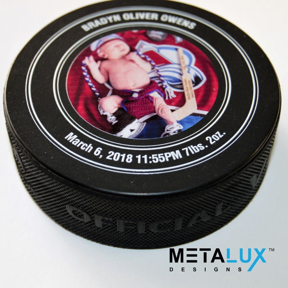 Personalisiertes Neugeborenen Baby Bild Benutzerdefinierte Offizieller Hockey Puck | Geburtsanzeige Für Den Ultimativen Eishockey-Fan von MetaluxDesigns