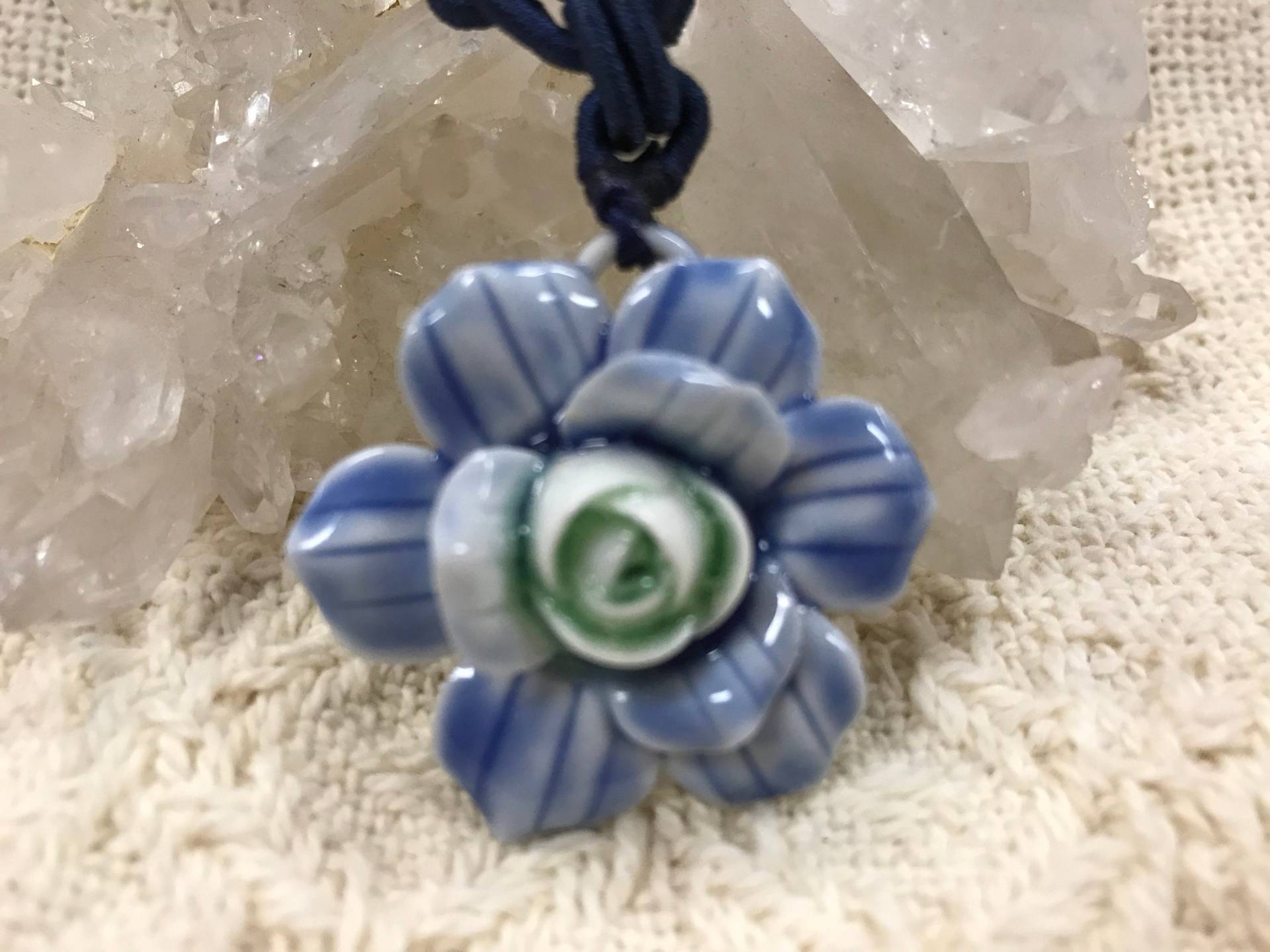 Handgemachte Porzellan Blaue Blume Halskette Handgemachte Porzellan Blaue Blume Halskette von MetalznBeadz