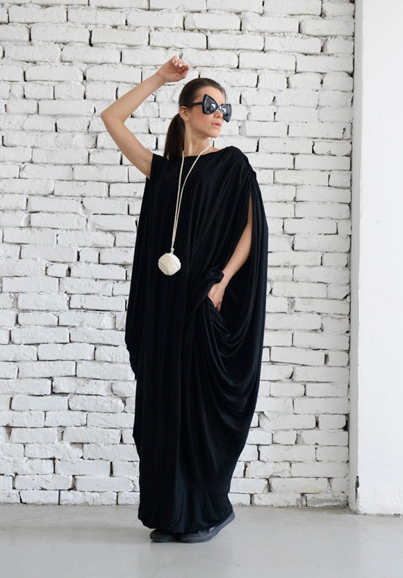 Schwarzer Kaftan/Schwarzes Maxi Kleid/Extravagante Schwarze Tunika/Große Größe Kleid/Schwarzes Langes Kleid/Ärmelloses Schwarzes Kleid Metd0012 von Metamorphoza