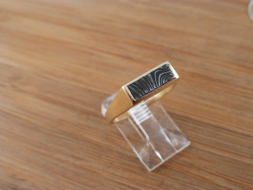 Gibeon Meteorit Damast Ring 14K Gold Ehering Gibeon Meteorit Damast Ring 14K Gold Ehering von Meteorites