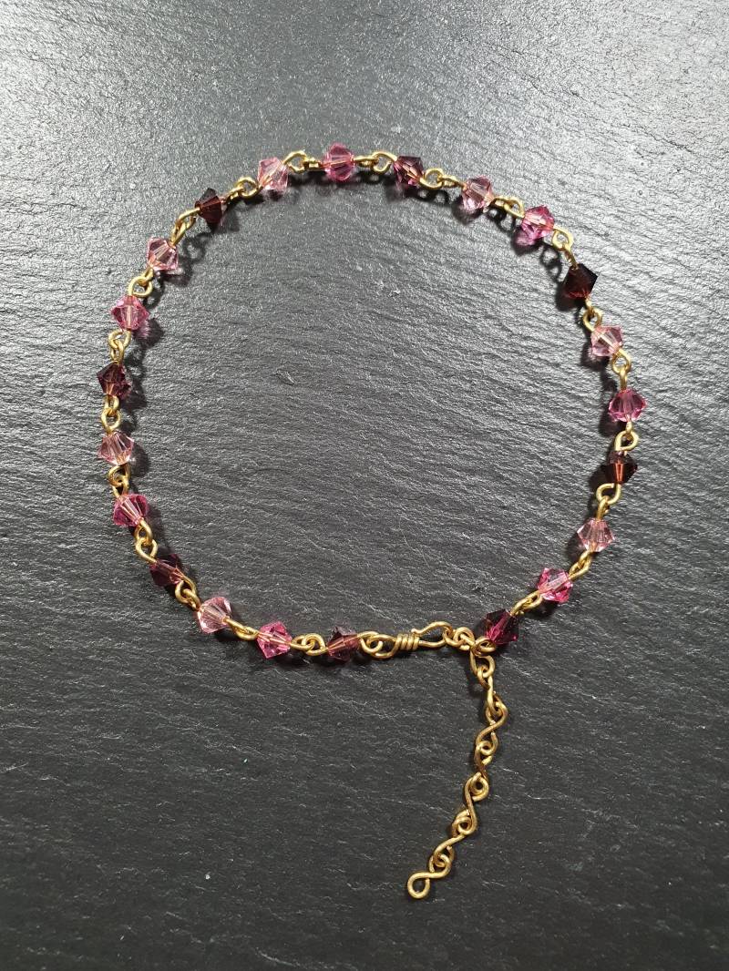 Feines Filigranes Armband Mit Perlen Aus Messing Gold Swarovski Kristallen Pink Rosa 22, 5 cm von MeticulousMadness777