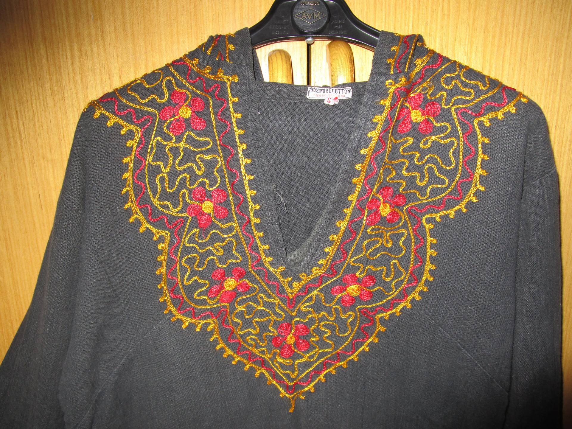 Sehr Gute 60Er Jahre Schwarz Baumwolle Bestickt Rot Gelb Feurige Jahrgang Kapuzen Kurta Hippie Blumenkind Sehr Gute 60Er Jahre Schwarz Baumwolle Bestickt Rot Gelb Feurige Jahrgang Kapuzen Kurta Hippie Blumenkind von MetiorNonMentior