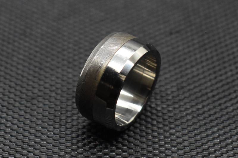 Geflammter Damaststahl Ring Alte Welt Auf Zirkonia | Ehering Verlobungsring Moderner Schmuck Statement Minimalistisch Metonrings von MetonRings