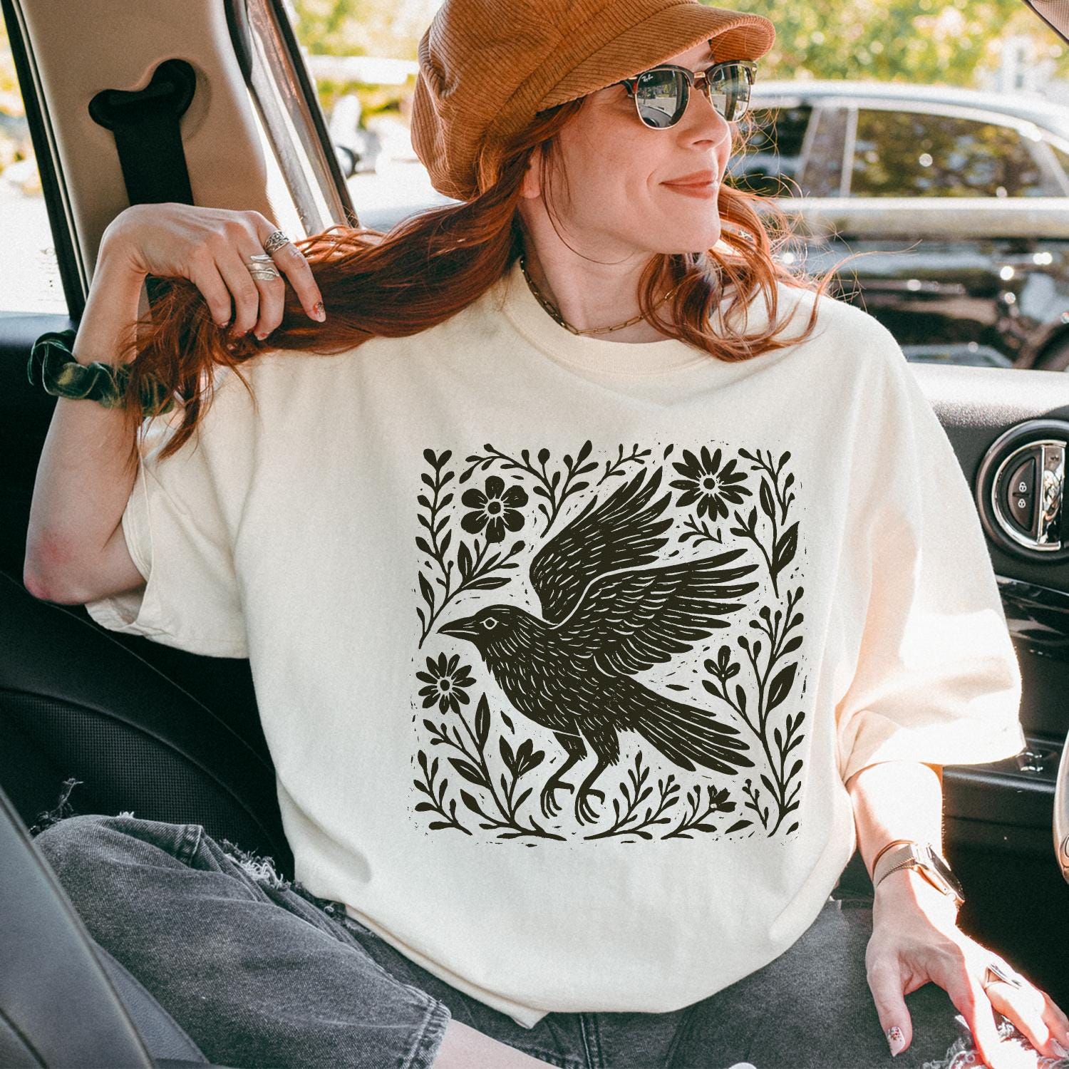 Folklore Waldkrähe Linoldruck Shirt, Volkskunst Linolschnitt Krähe T-Shirt, Vintage Forestcore Tshirt, Cottagecore Ästhetik Goblincore Hexe T-Shirt Folklore Waldkrähe Linoldruck Shirt, Volkskunst Linolschnitt Krähe T-Shirt, Vintage Forestcore Tshirt, Cottagecore Ästhetik Goblincore Hexe T-Shirt von Metropurr