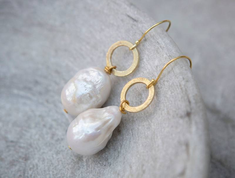 Riesige Tropfen-Ohrringe Mit Perlen Und Kreisen, Gold Vermeil von MetteHoj