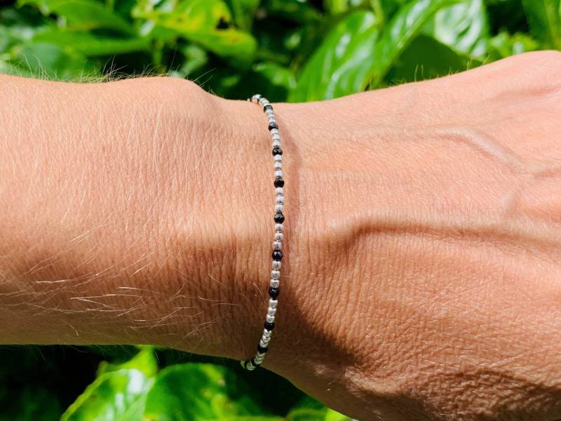 Schwarz Spinell Armband, Handgemachte Armband Aus Silber, Dünn Und Elegant von MevasCH
