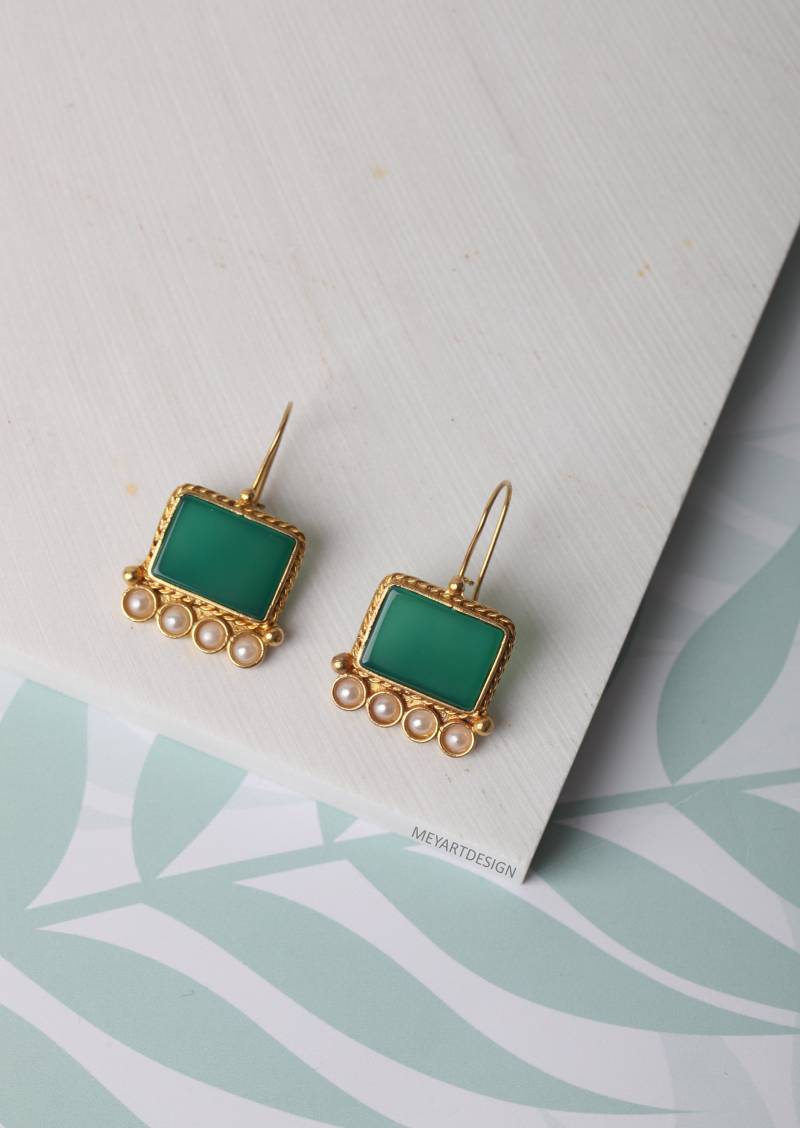 Vergoldete Ohrringe Mit Smaragd Und Perlen Edelsteinschmuck von MeyArtDesign