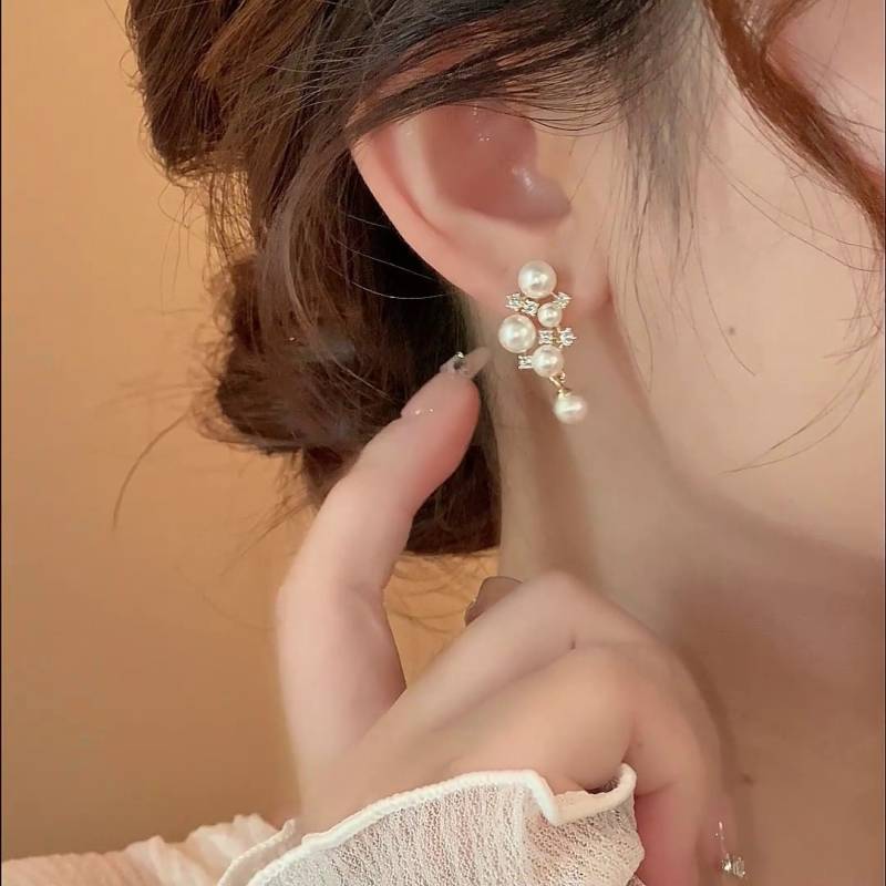 French Retro Pearl Zircon Earrings Light Luxury Temperament Niche Design High-End Sense von MeyerTownsFunny