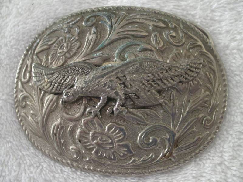 Schnallen Sie Einen Schönen Adler Vor Auf Einem Blumen Hintergrund von MezaL50