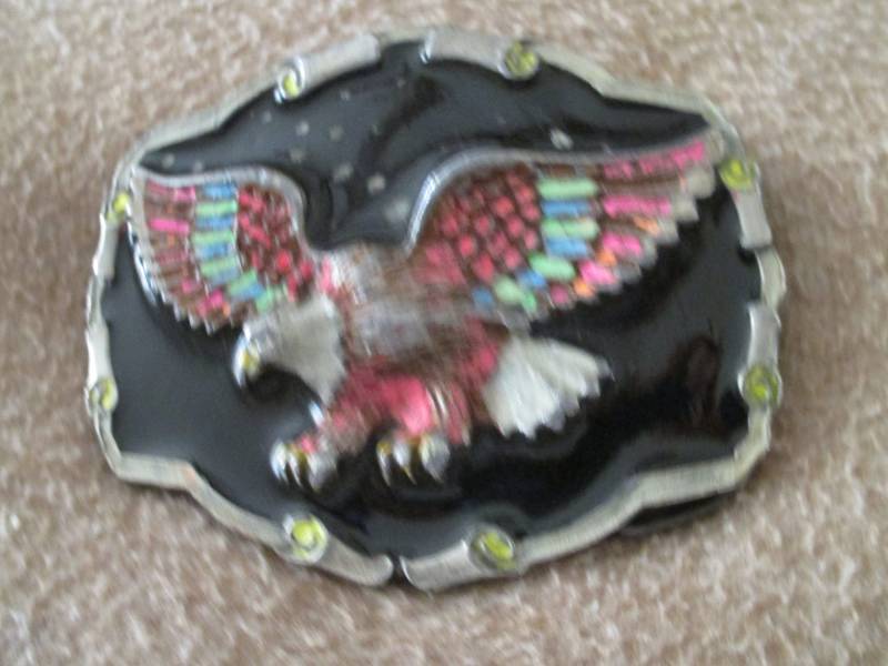 Vintage 1983 Fliegender Adler Schnalle Auf Und Emaille Schwarzem Hintergrund Nr. Qd-1243 von MezaL50