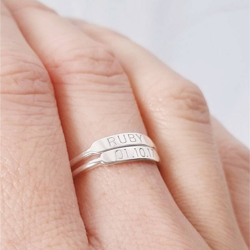 Personalisierter Skinny Bar Ring | Sterling Silber Namensring Zierlicher Personalisierter Ring Stapelring Gravierter Personalisierter Skinny Bar Ring | Sterling Silber Namensring Zierlicher Personalisierter Ring Stapelring Gravierter von MhohoAndCo