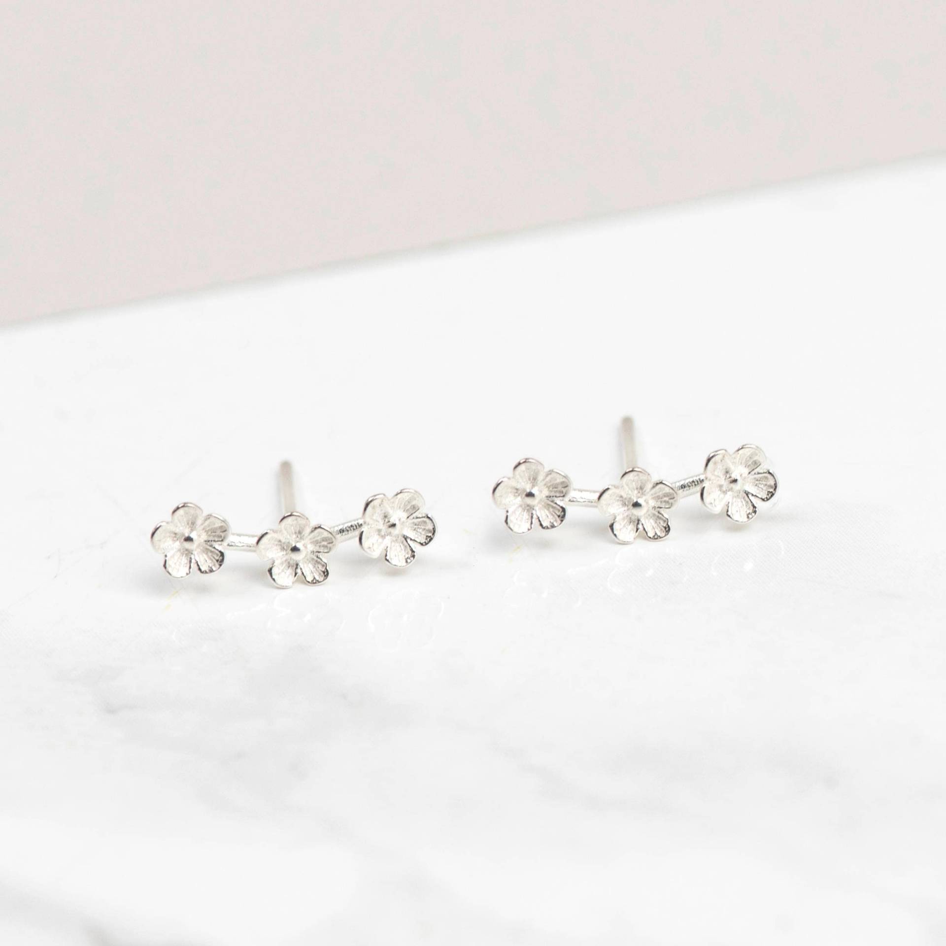 sterling Silber Blumen Ohrringe | Dreifache Ohrstecker Zierliche Gänseblümchen Blumen Ohrstecker Blumenschmuck Ohr Kletterer sterling Silber Blumen Ohrringe | Dreifache Ohrstecker Zierliche Gänseblümchen Blumen Ohrstecker Blumenschmuck Ohr Kletterer von MhohoAndCo