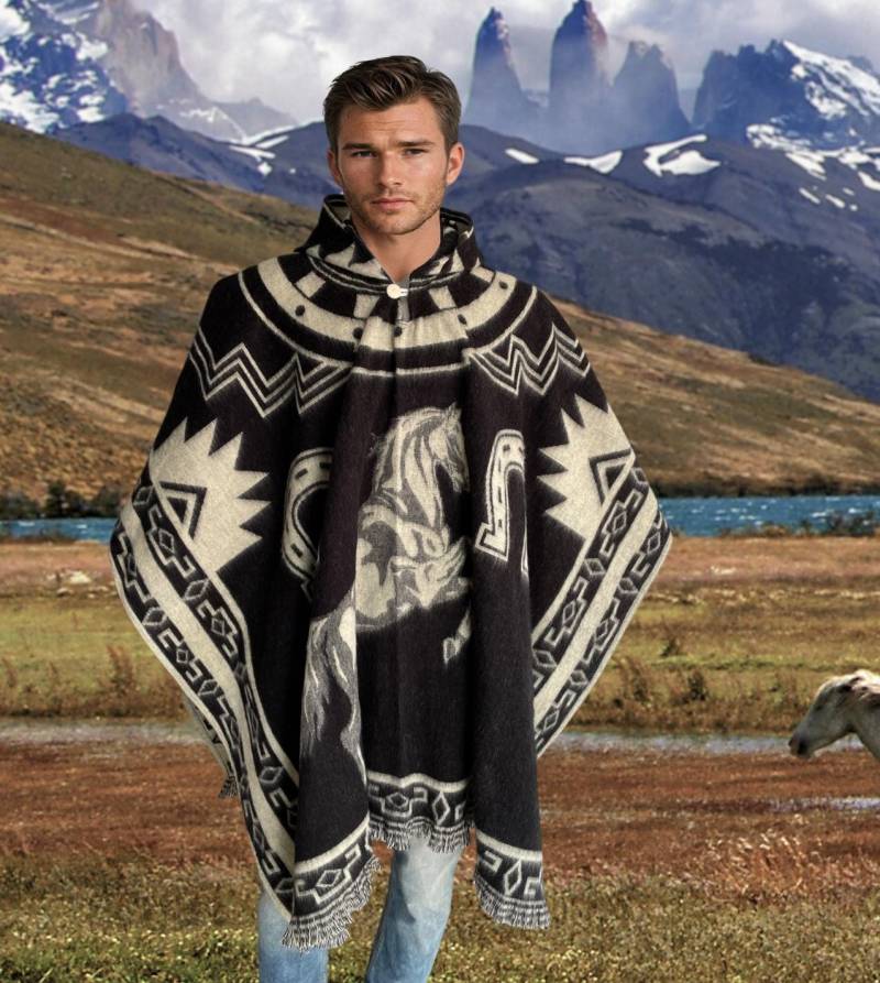 Alpaka Poncho Mit Kapuze in Schwarz Pferd - Hufeisen | Weichste Wolle Natives Design Hergestellt Von Indigenen Händen Geschenkidee von MiBoStoreVonMike