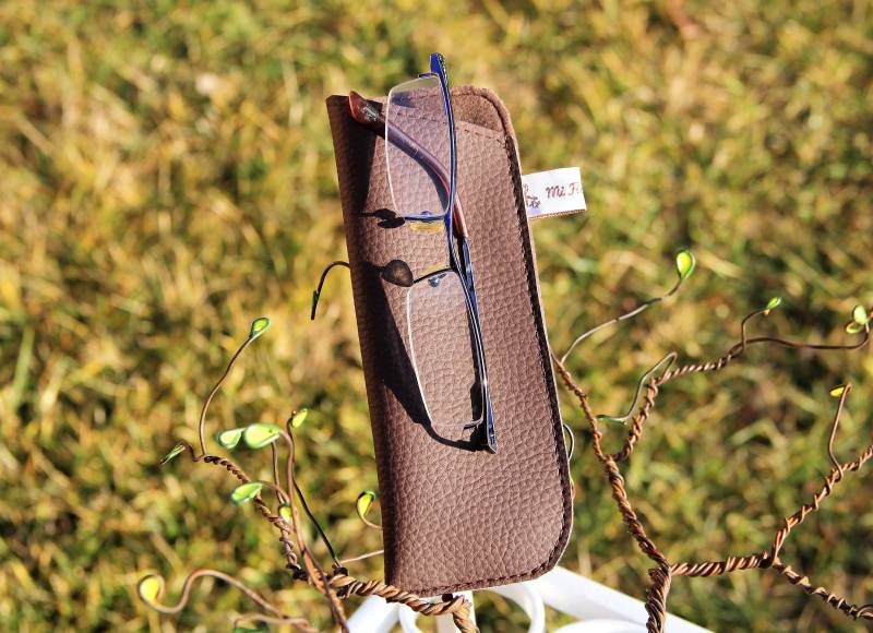 Kleines Brillenetui Aus Dunkelbraunem Lederimitat, Voll Gefüttert - Handwerkliche Kreation Kleines Brillenetui Aus Dunkelbraunem Lederimitat, Voll Gefüttert - Handwerkliche Kreation von MiFilMiAiguille