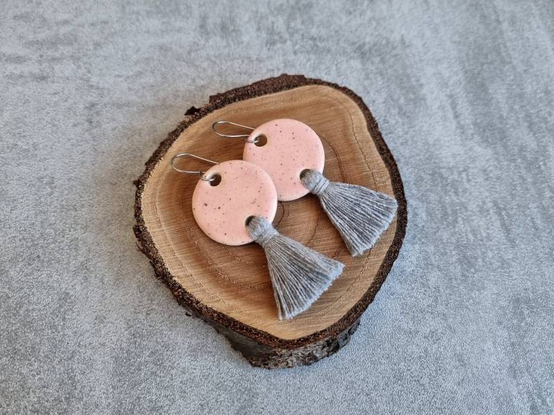 Handgemachte Rosa Gesprenkelte Keramik-Ohrringe Lange Quasten Aus Baumwolle Handgemachte Rosa Gesprenkelte Keramik-Ohrringe Lange Quasten Aus Baumwolle von MiLauAtelier