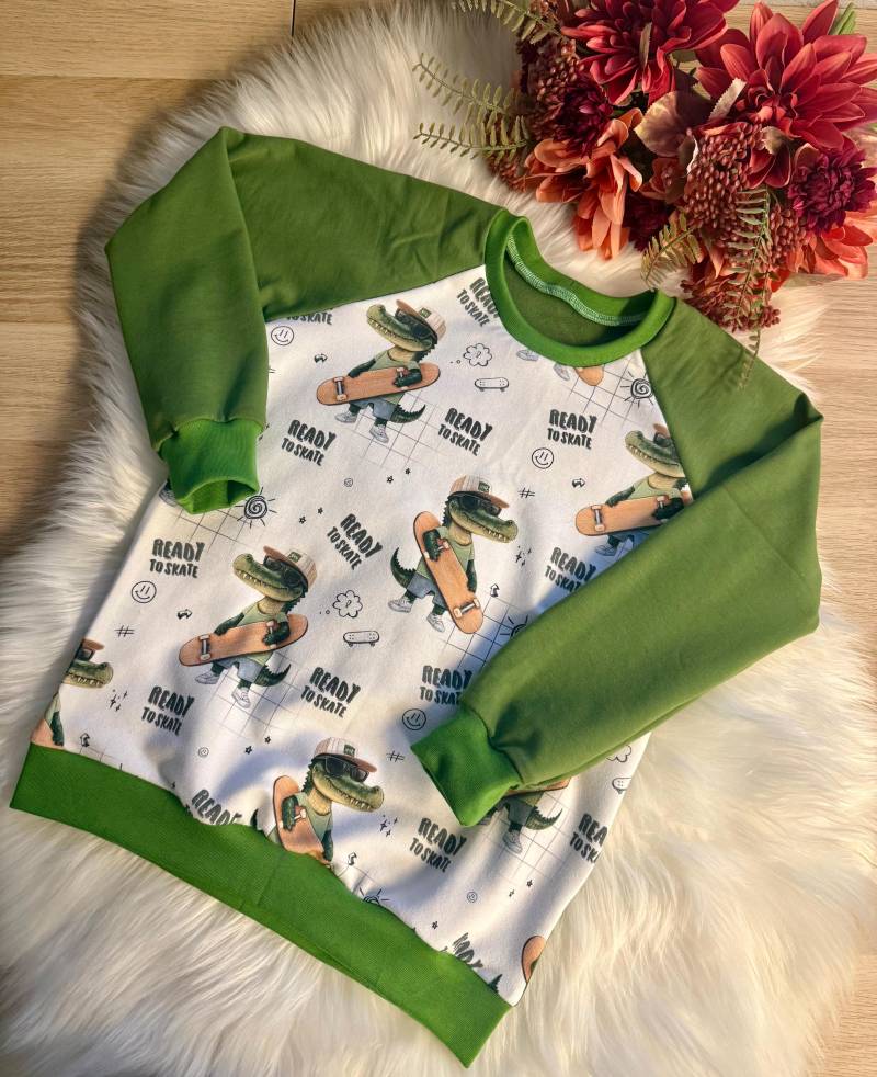 Größe 122/ Raglan Pullover Kinder/ Sweatshirt/Motiv Krokodil/Handgemachte Kinderkleidung/ Nachhaltige Kindermode/ Geschenkidee Kinder von MiMaHandmade2022