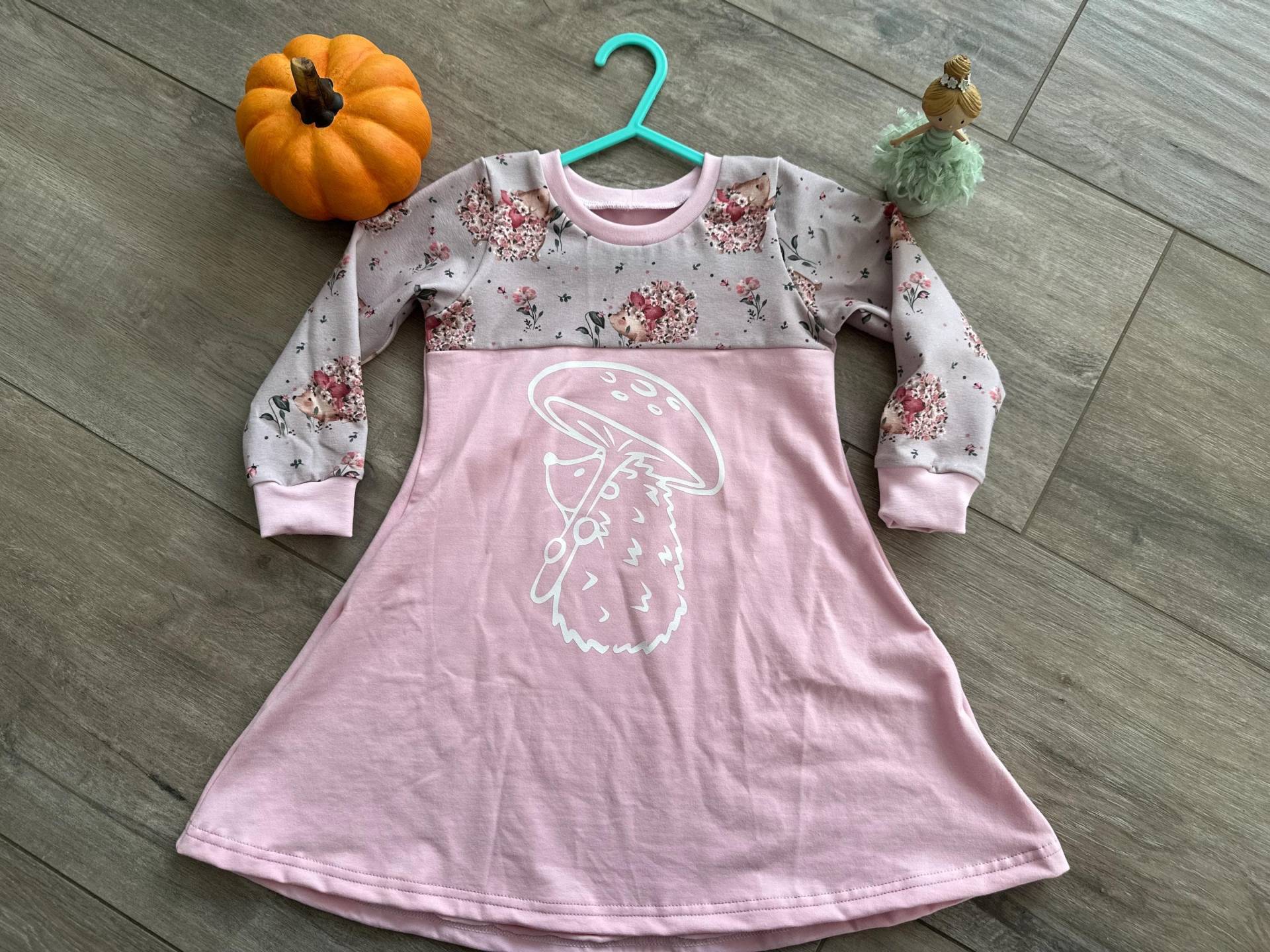 Kinder-Kleid/ Größe 92/ Drehkleid/ Bügelbild Igel/ Handmade Kinderkleidung/ Kleidung Für Mädchen/ Nachhaltige Kindermode/ Geschenkidee von MiMaHandmade2022