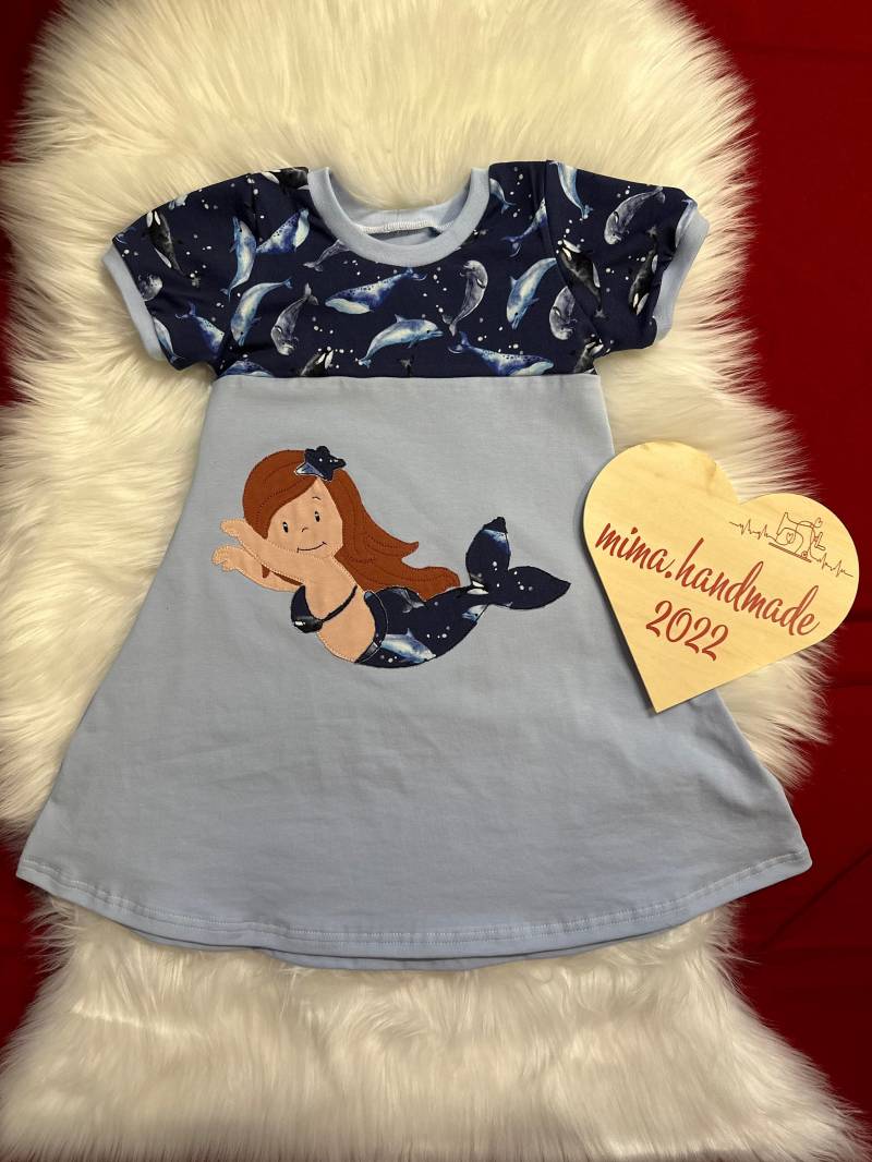 Kleid/ Größe 98/ Drehkleid/ Kleidung Für Mädchen/ Handgemachte Kinderkleidung/ Stickbild/ Nachhaltige Kindermode/ Motiv Meerjungfrau von MiMaHandmade2022