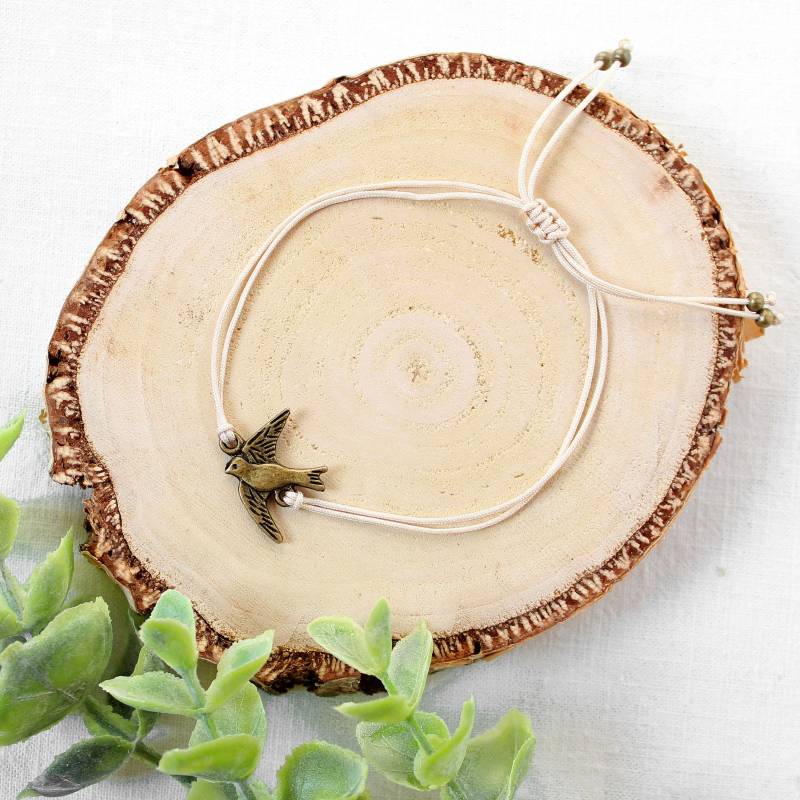 Armband Täubchen Aus Makrameeband in Verschiedenen Farben | Armschmuck Mit Vogel Anhänger Geschenkidee Frau Freundin Schwester Mama von MiMaKaefer