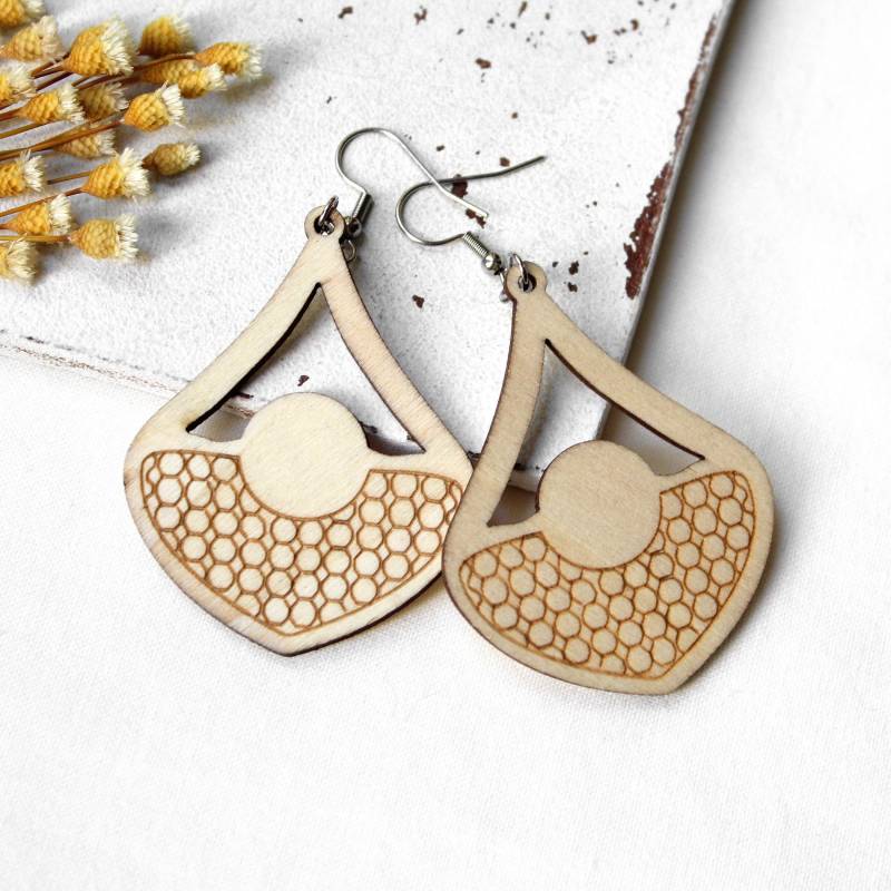 Boho Ohrringe Aus Holz | Leichte Ohrhänger in Tropfenform Mit Wabenmuster Natürlicher Statement Ohrschmuck Für Frauen & Geschenkidee von MiMaKaefer