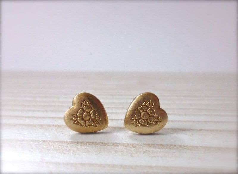 Mini Herz Messing Blumen Gravur Ohrstecker von MiMaMeise