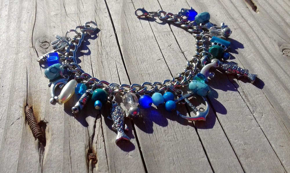 Ozeanblaues Bettelarmband Beachy Boho Schmuck, Anker & Fisch Charms Ozeanblaues Bettelarmband Beachy Boho Schmuck, Anker & Fisch Charms von MiMaries