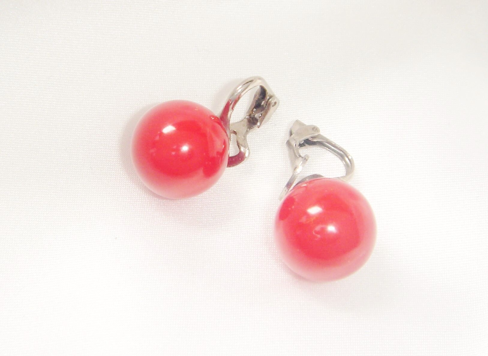 Coro Vintage Silber Ton Rot Clip Auf Ohrringe, Patentierte Mini-Clip 1960Er Jahre Coro Vintage Silber Ton Rot Clip Auf Ohrringe, Patentierte Mini-Clip 1960Er Jahre von MiMiaDeco