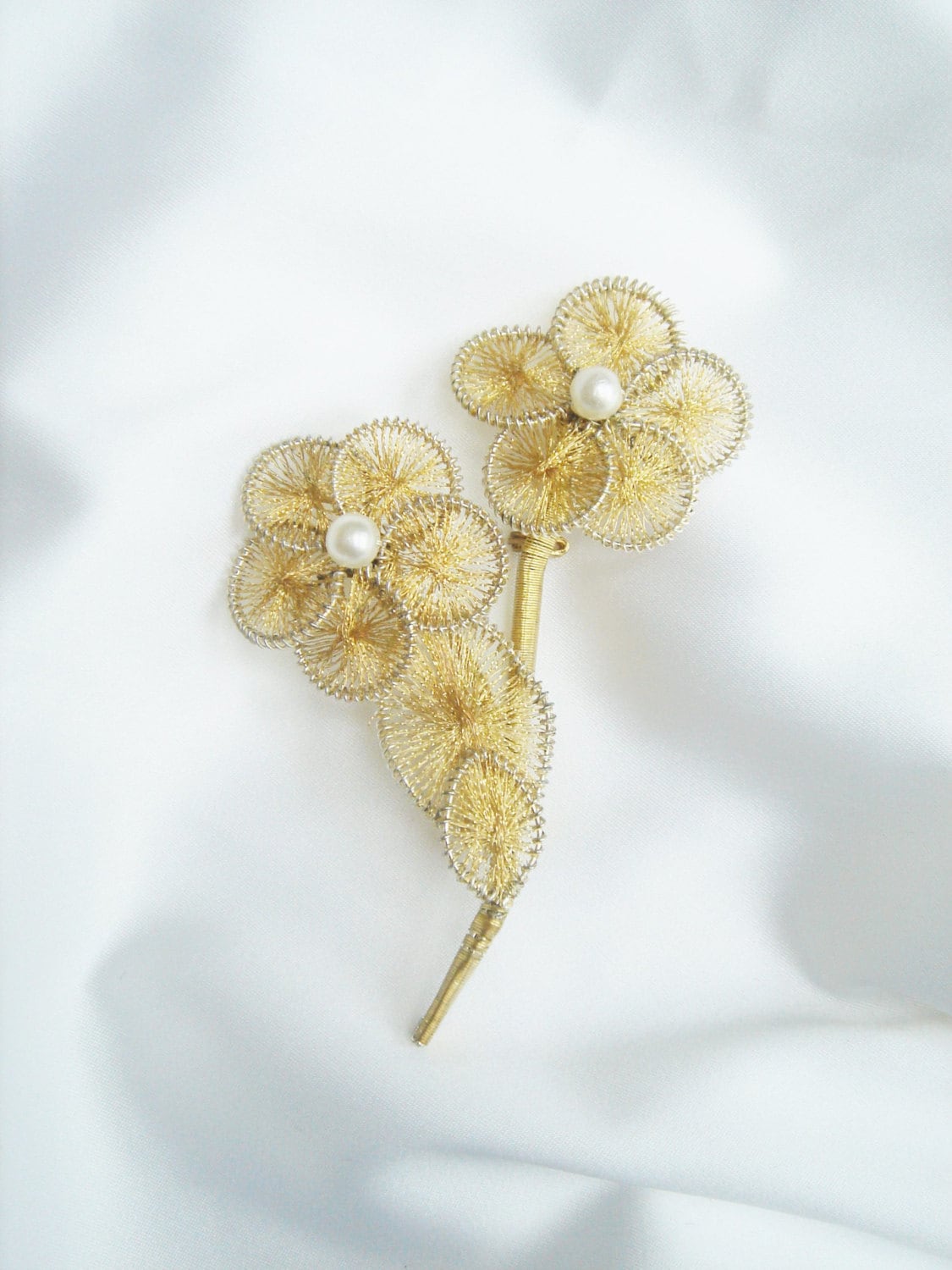 Vintage Feinen Draht Und Faux Perle Floral Brosche, Gold-Ton-Brosche, 3D Brosche Vintage Feinen Draht Und Faux Perle Floral Brosche, Gold-Ton-Brosche, 3D Brosche von MiMiaDeco