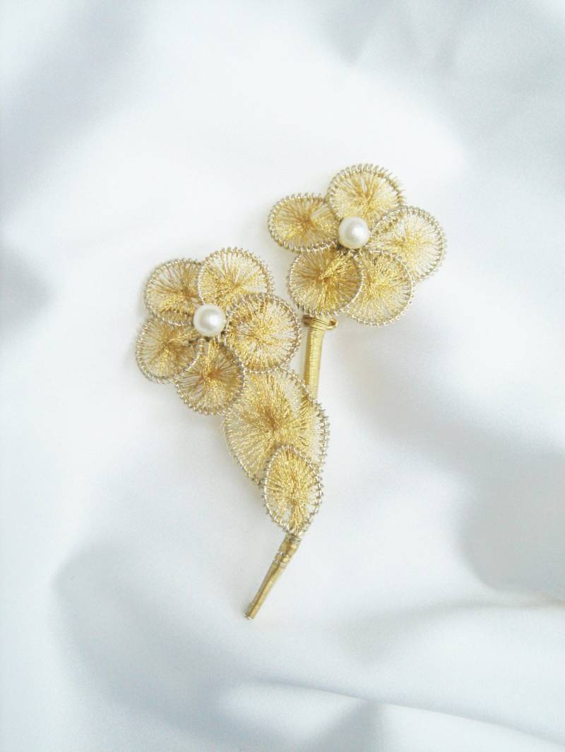 Vintage Feinen Draht Und Faux Perle Floral Brosche, Gold-Ton-Brosche, 3D Brosche Vintage Feinen Draht Und Faux Perle Floral Brosche, Gold-Ton-Brosche, 3D Brosche von MiMiaDeco