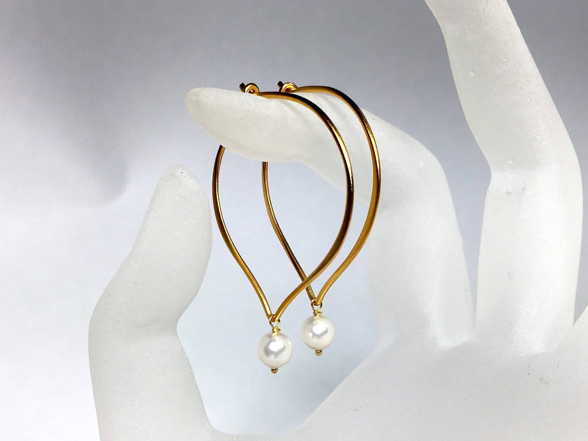 Gold Creolen, Weiße Perlen Ohrhaken, Vermeil Perlenohrringe, Mittlere Creolen Geschenk Für Sie, Mattes Finish Gold Creolen, Weiße Perlen Ohrhaken, Vermeil Perlenohrringe, Mittlere Creolen Geschenk Für Sie, Mattes Finish von MiShelli