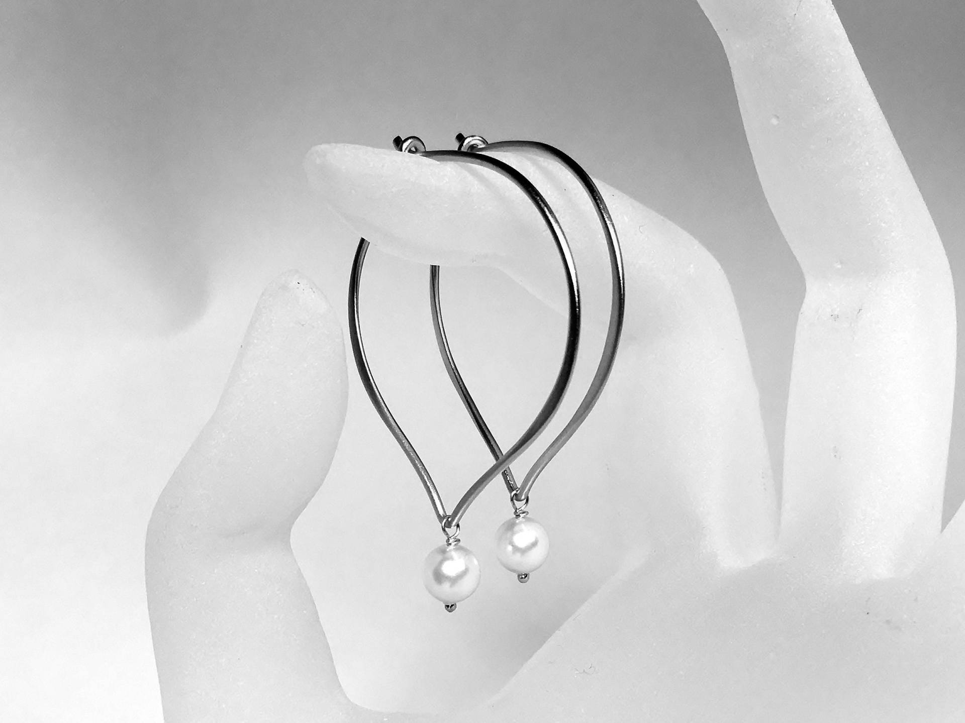 Perle Hoop Ohrringe, Weiße Lotus Petal Ohrhaken, Swarovski-Kristall Große Creolen, Alltäglichen Reifen Perle Hoop Ohrringe, Weiße Lotus Petal Ohrhaken, Swarovski-Kristall Große Creolen, Alltäglichen Reifen von MiShelli