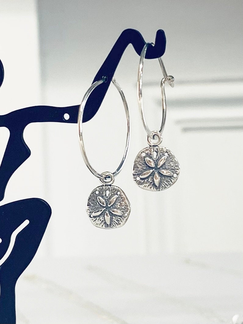 Sand Dollar Ohrringe, Silber Hoops, Geschenke Für Sie, Strand Schmuck, Sterling Silber, Handgeschmiedete Hoop Charms Sand Dollar Ohrringe, Silber Hoops, Geschenke Für Sie, Strand Schmuck, Sterling Silber, Handgeschmiedete Hoop Charms von MiShelli