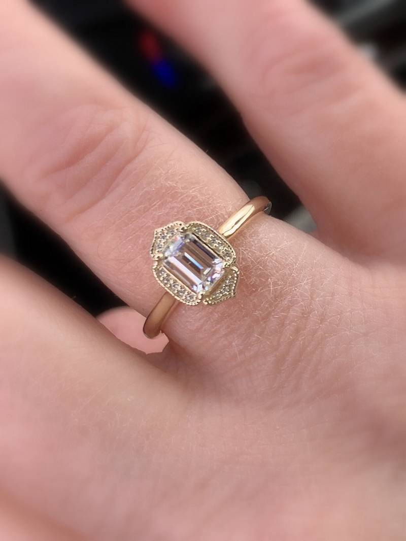 Smaragd Step Cut Moissanit Diamant Halo Ring, 14K /18K Gold, Non Traditional Edelstein Verlobung von MiShelliDesigns