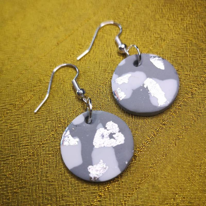 Grau Weiß & Silber Blatt Ohrringe | Statement Sommer Moderne Handgemachte von MiaAndTedDesigns