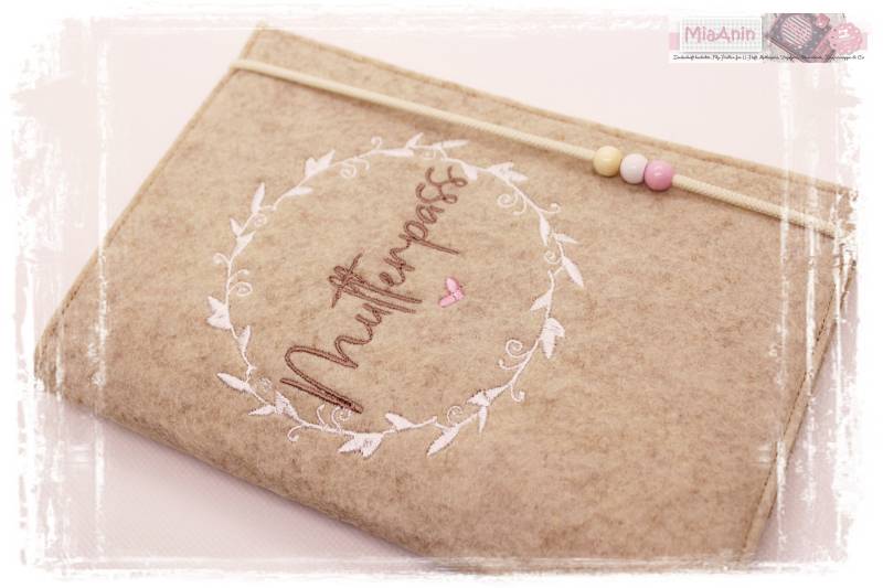 Mutterpasshülle Mutterpass Herz Beige Weiß Bestickt Blumen Blumenkranz Mama Mom von MiaAnin