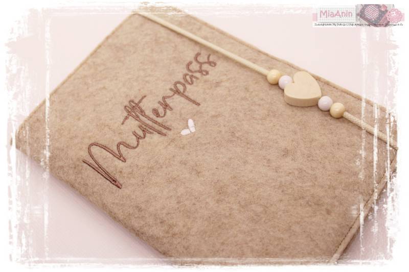 Mutterpasshülle Mutterpass Herz Beige Weiß Nougat Bestickt Mama Mom Mama2022 von MiaAnin