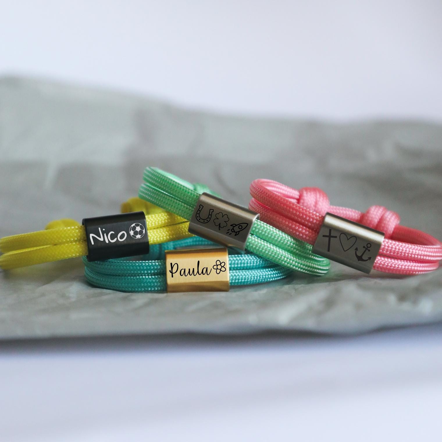 Personalisiertes Armband Für Kinder, Geschenk Mit Namen, Gravurarmbänder, Weihnachtsgeschenk Kinder Personalisiertes Armband Für Kinder, Geschenk Mit Namen, Gravurarmbänder, Weihnachtsgeschenk Kinder von MiaCoreDE
