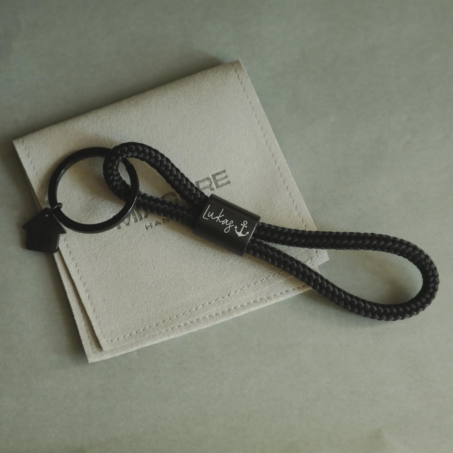 Personalisiertes Schlüsselanhänger Mit Gravur - Geschenk Für Männer, Freund, Kollege, Patenonkel, Weihnachtsgeschenk Namen von MiaCoreDE