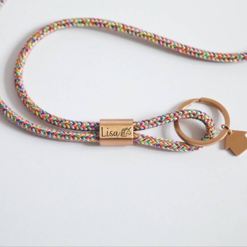 Personalisiertes Schlüsselband Für Kinder Mit Namen, Geschenk Deiner Gravur, Schlüsselkind Glücksbringer, Schlüsselanhänger Namen von MiaCoreDE